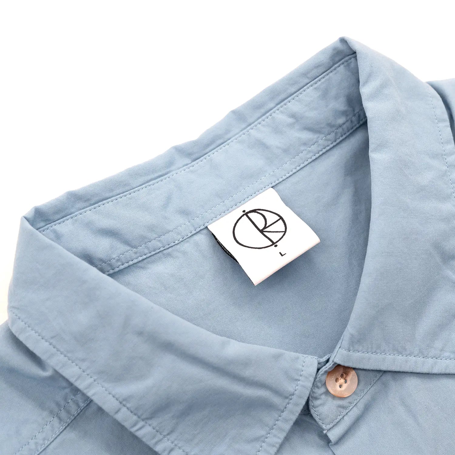 POLAR SKATE CO(ポーラー)のワイドなシルエットのコットン半袖シャツ「MITCH SHIRT」の爽やかな「DOVE BLUE」カラーのブランドタグの写真