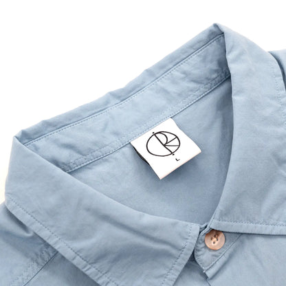 POLAR SKATE CO(ポーラー)のワイドなシルエットのコットン半袖シャツ「MITCH SHIRT」の爽やかな「DOVE BLUE」カラーのブランドタグの写真