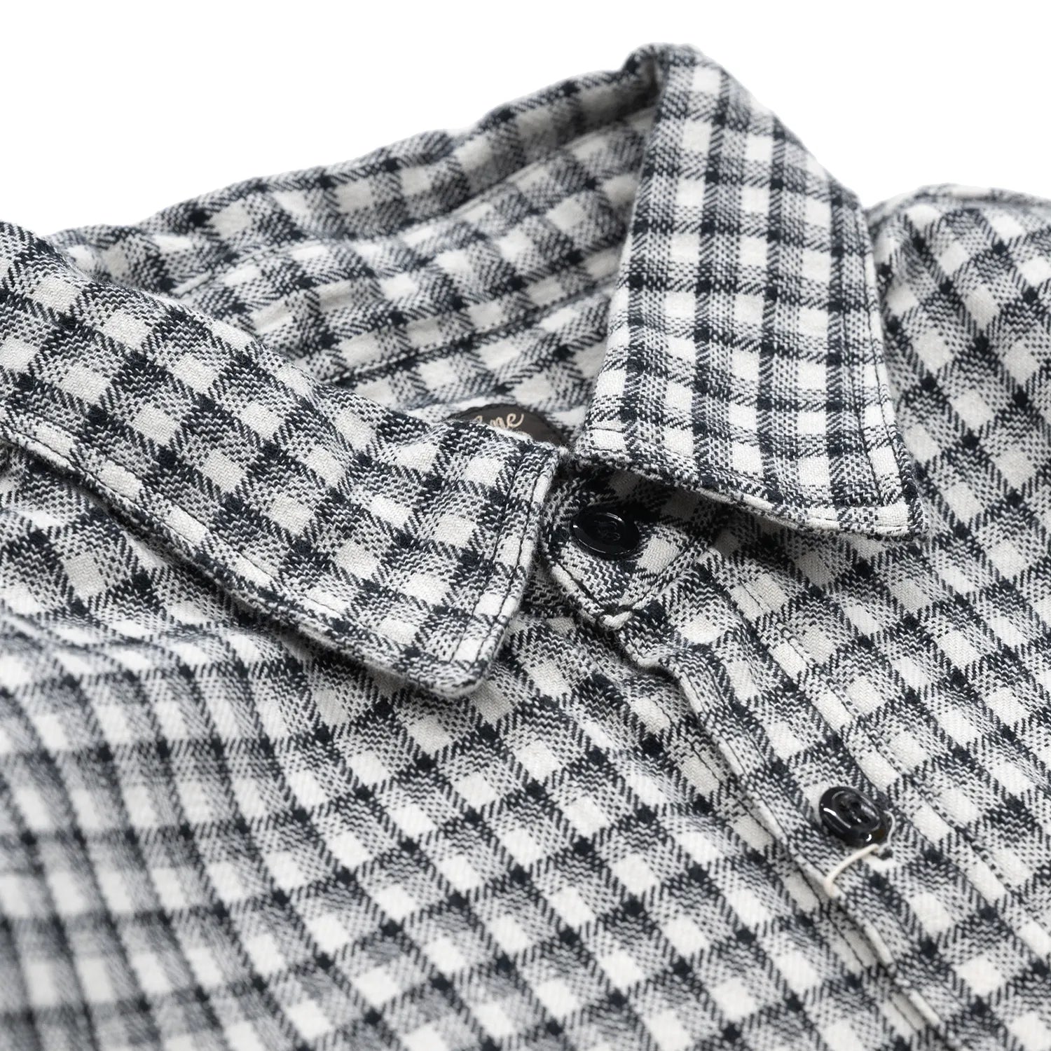 SUGER CANE(シュガーケーン)の細かい格子柄のワークシャツ「SMALL PLAID L/S WORK SHIRTS」の「OFF WHITEカラー」の襟元の写真