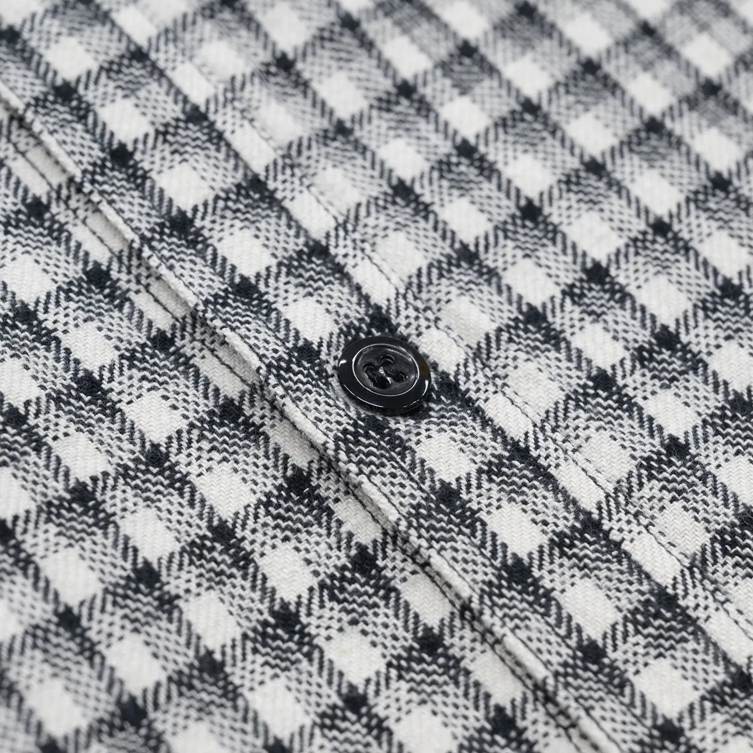 SUGER CANE(シュガーケーン)の細かい格子柄のワークシャツ「SMALL PLAID L/S WORK SHIRTS」の「OFF WHITEカラー」のボタンの写真