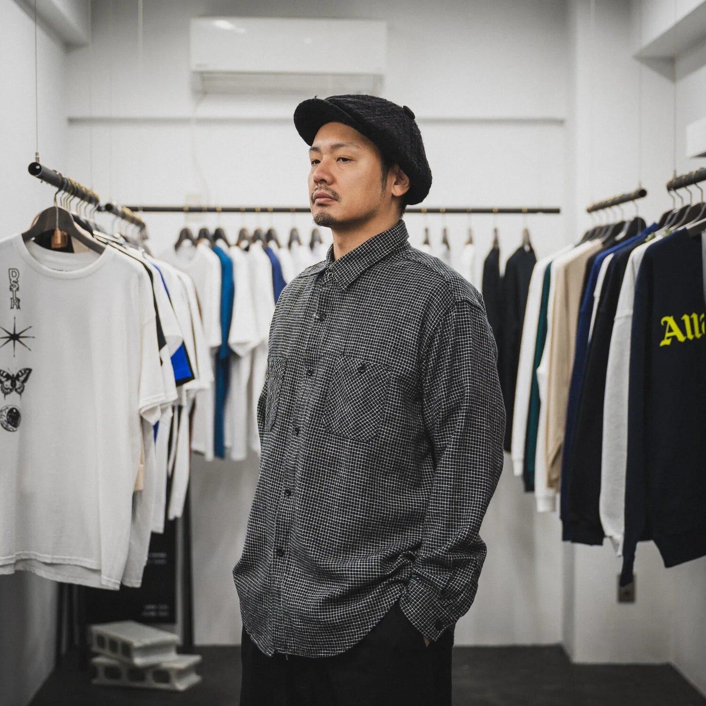SUGER CANE(シュガーケーン)の細かい格子柄のワークシャツ「SMALL PLAID L/S WORK SHIRTS」を178cmのモデルがXLサイズを着用した写真
