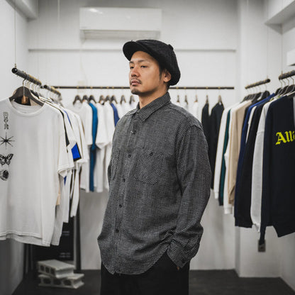 SUGER CANE(シュガーケーン)の細かい格子柄のワークシャツ「SMALL PLAID L/S WORK SHIRTS」を178cmのモデルがXLサイズを着用した写真