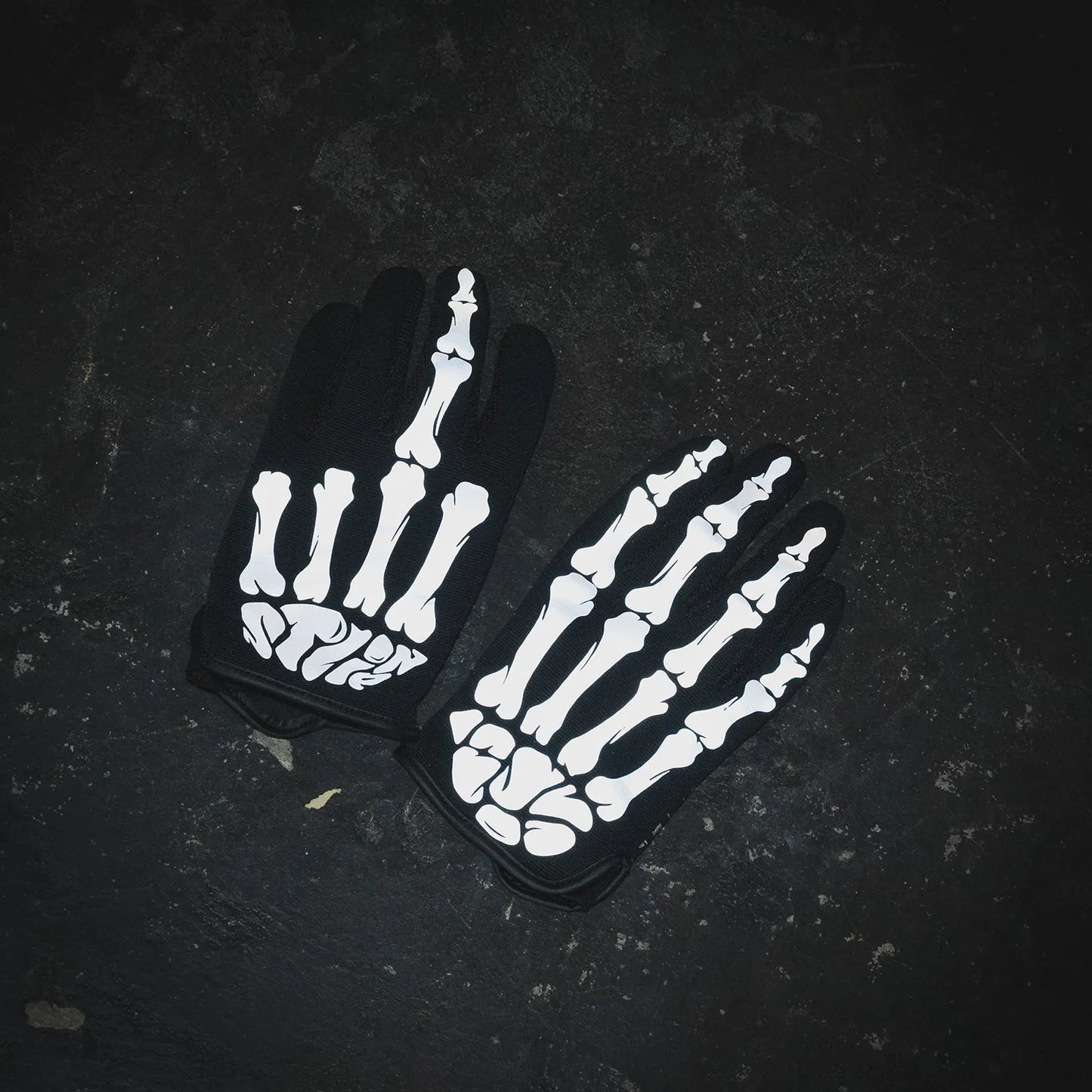 リフレクタープリントで「BONE」デザインが施された「ST LINE」の着脱が簡単でアクティブに動くユーザーに最適な「E-CLASS」の商品写真