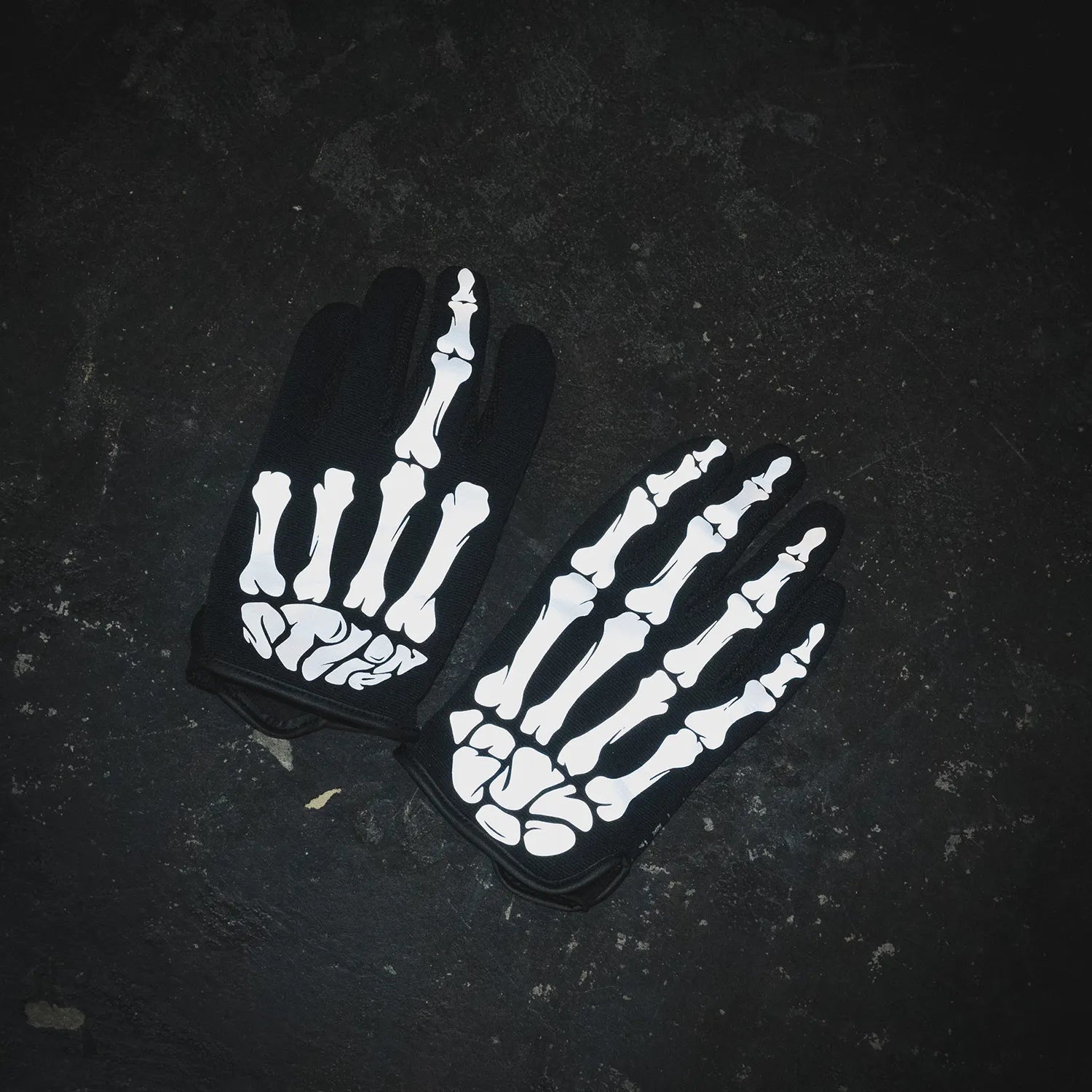 リフレクタープリントで「BONE」デザインが施された「ST LINE」の着脱が簡単でアクティブに動くユーザーに最適な「E-CLASS」の商品写真