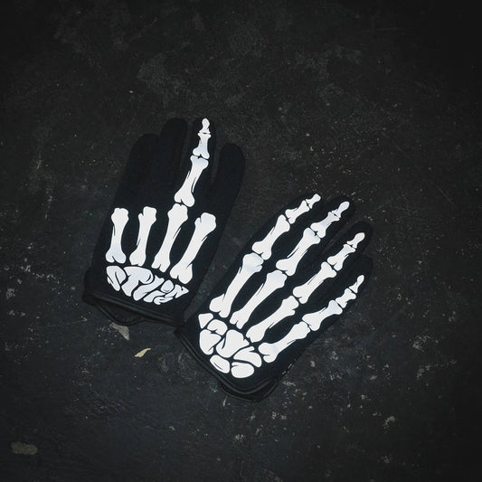 リフレクタープリントで「BONE」デザインが施された「ST LINE」の着脱が簡単でアクティブに動くユーザーに最適な「E-CLASS」の商品写真