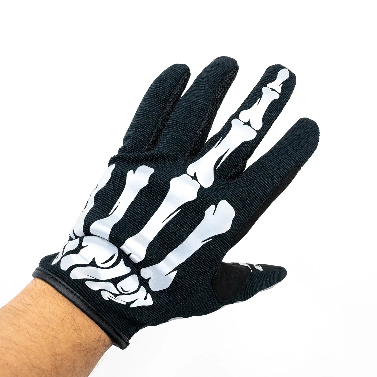 リフレクタープリントで「BONE」デザインが施された「ST LINE」の着脱が簡単でアクティブに動くユーザーに最適な「E-CLASS」の左手の着用写真