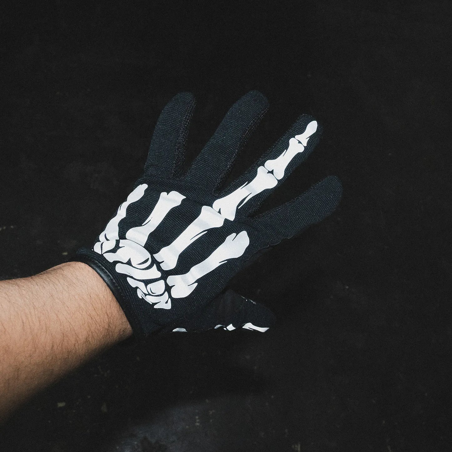 リフレクタープリントで「BONE」デザインが施された「ST LINE」の着脱が簡単でアクティブに動くユーザーに最適な「E-CLASS」の着用写真