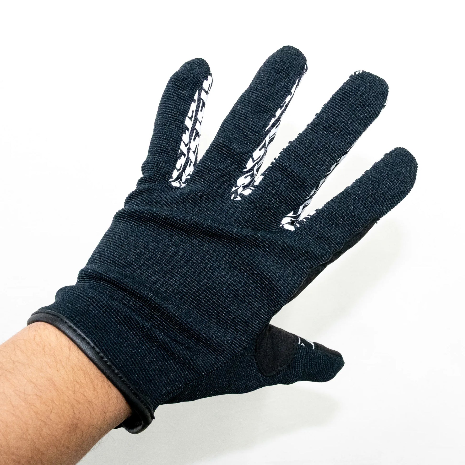 「ST LINE」の無駄を一切削ぎ落とし、“着け心地”にフォーカスして設計されたミニマルモデル「E-CLASS」の着用写真