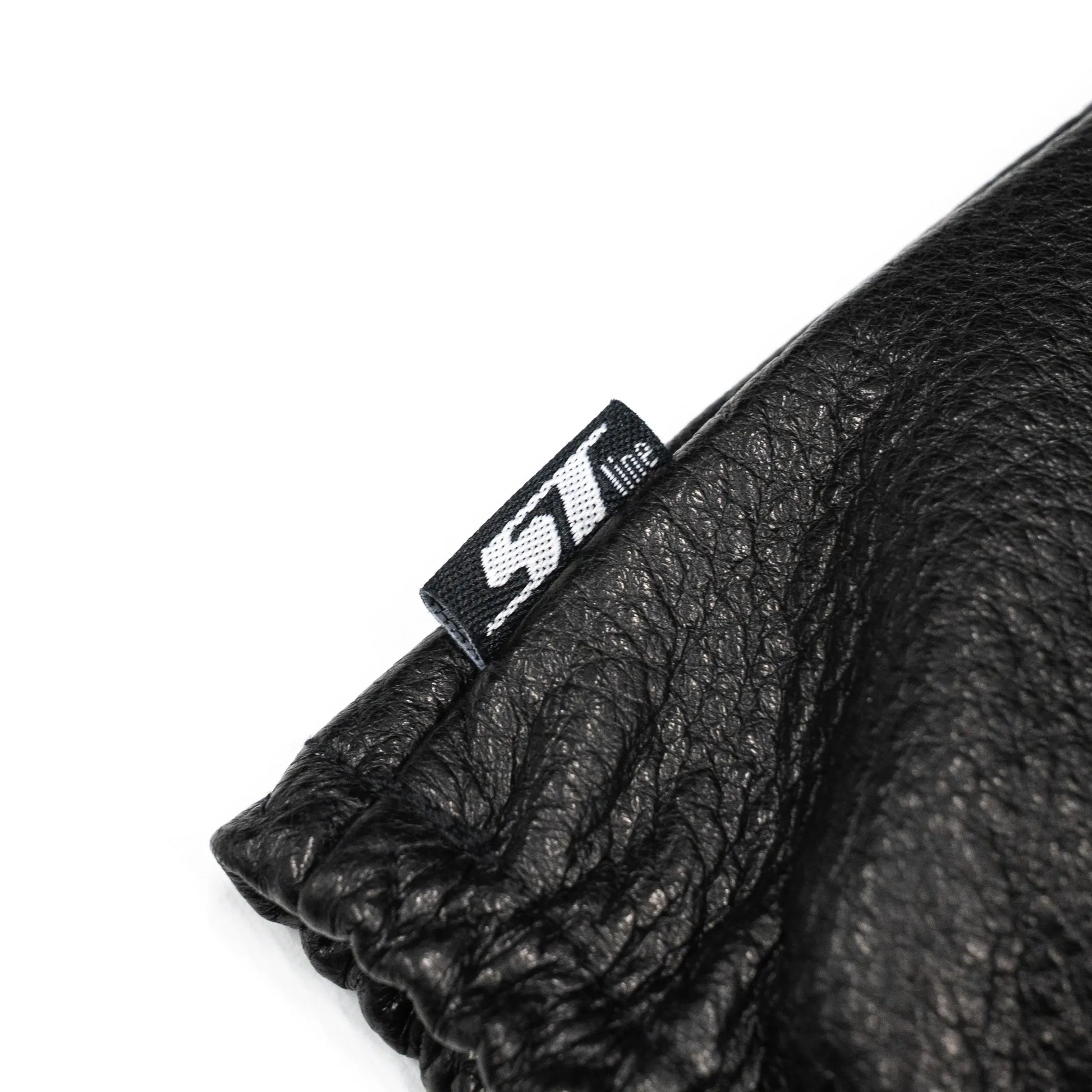 「ST LINE」のやわらかくしなやかなディアスキン（鹿革）を贅沢に使用した、アップデート版ニューデザインモデル「SL-CLASS LEATHER」のピスネームの写真