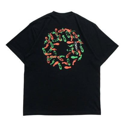 STRUSH(ストラッシュ)のあのHIPHOPクラシックの12インチジャケットをサンプリングしたデザインのTシャツ「FOOT PRINTS TEE」のBLACKカラーの背面からの商品写真