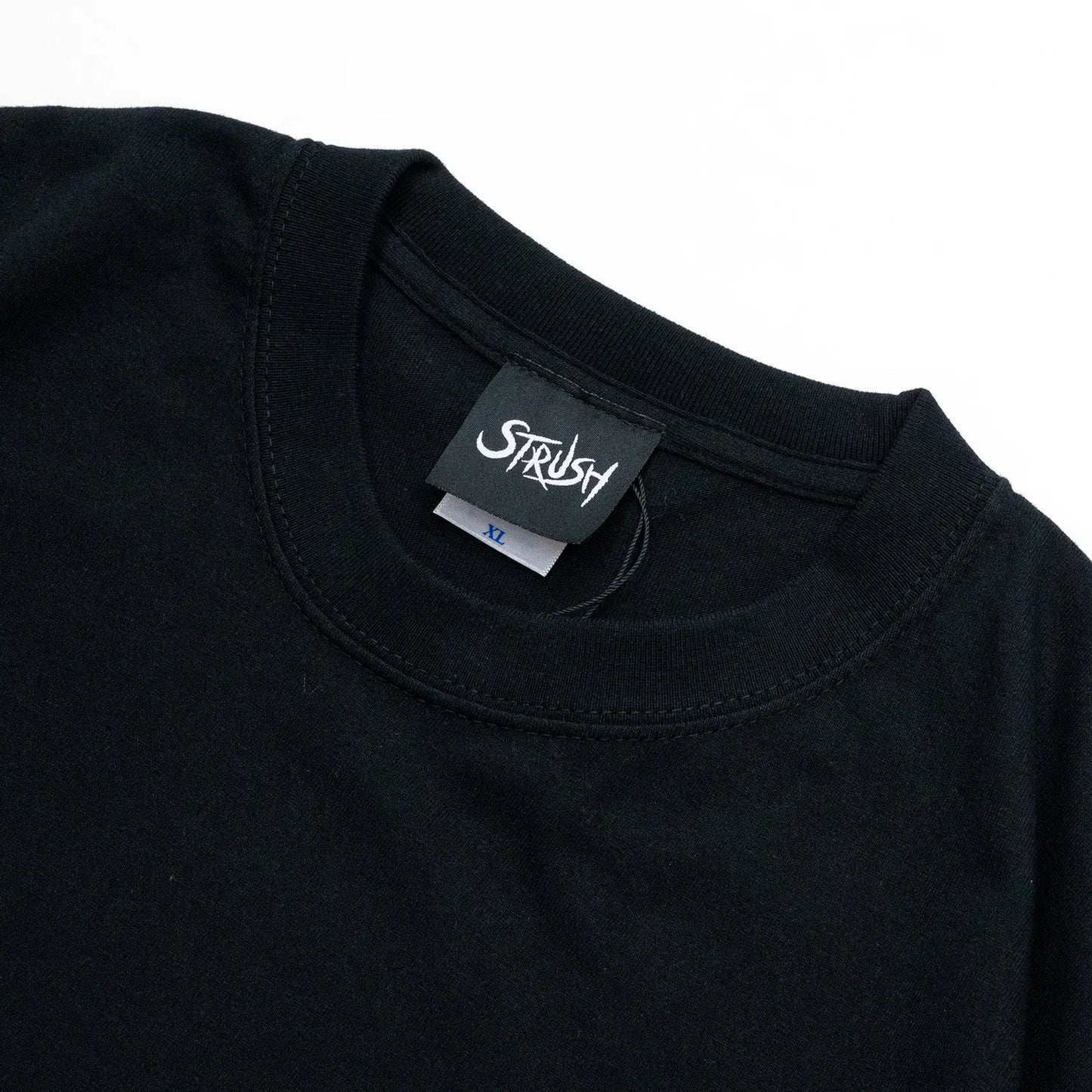 STRUSH(ストラッシュ)のあのHIPHOPクラシックの12インチジャケットをサンプリングしたデザインのTシャツ「FOOT PRINTS TEE」のBLACKカラーの襟元の写真