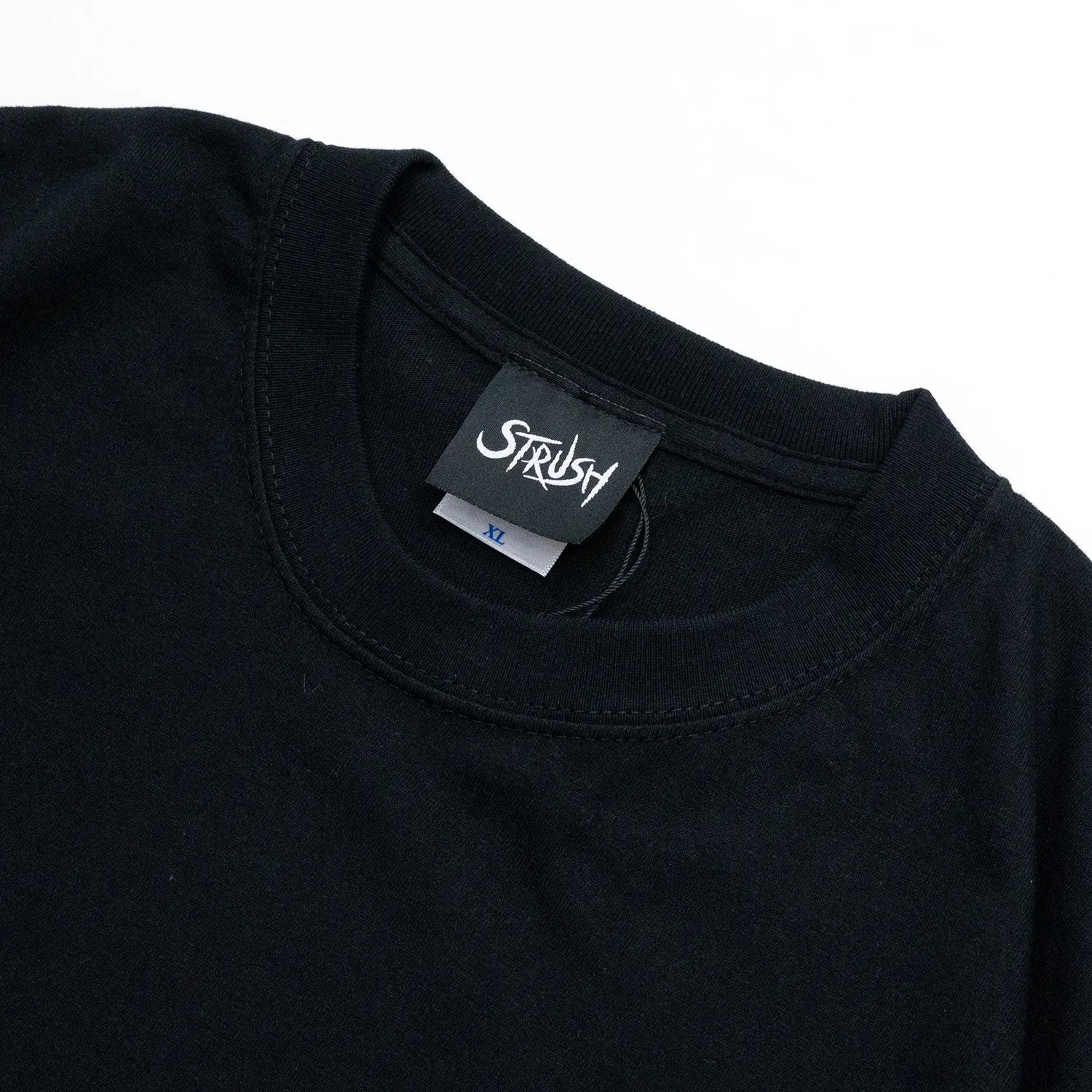 STRUSH(ストラッシュ)のあのHIPHOPクラシックの12インチジャケットをサンプリングしたデザインのTシャツ「FOOT PRINTS TEE」のBLACKカラーの襟元の写真