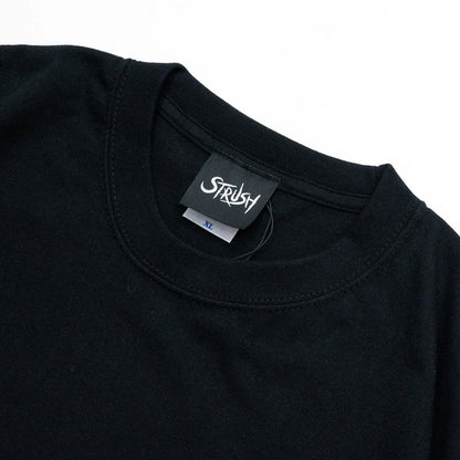 STRUSH(ストラッシュ)のあのHIPHOPクラシックの12インチジャケットをサンプリングしたデザインのTシャツ「FOOT PRINTS TEE」のBLACKカラーの襟元の写真