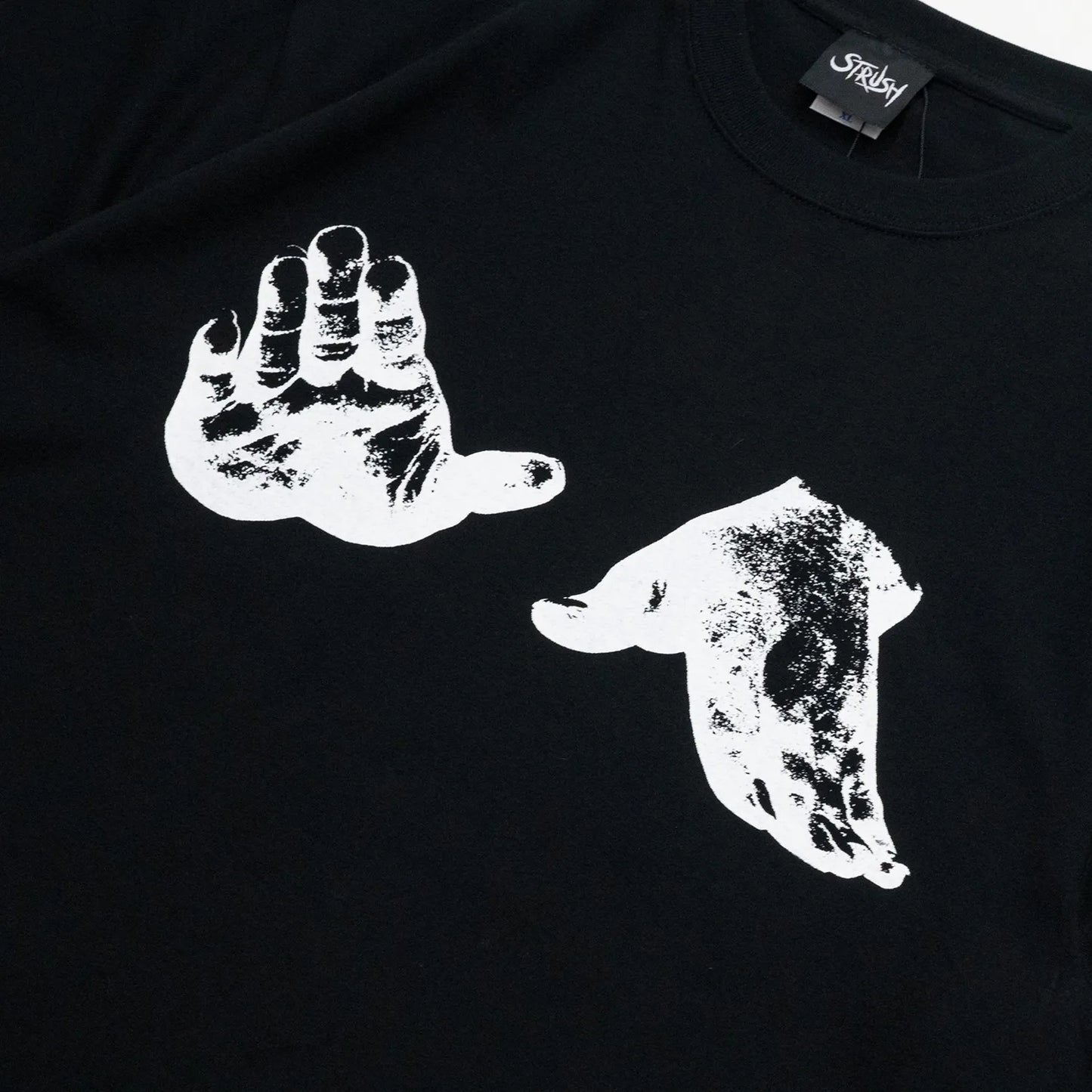 STRUSH(ストラッシュ)のブランドを代表するグラフィックがフロントにプリントされたのTシャツ「ROCKS TEE」のBLACKカラーのフロントのメイングラフィックの写真