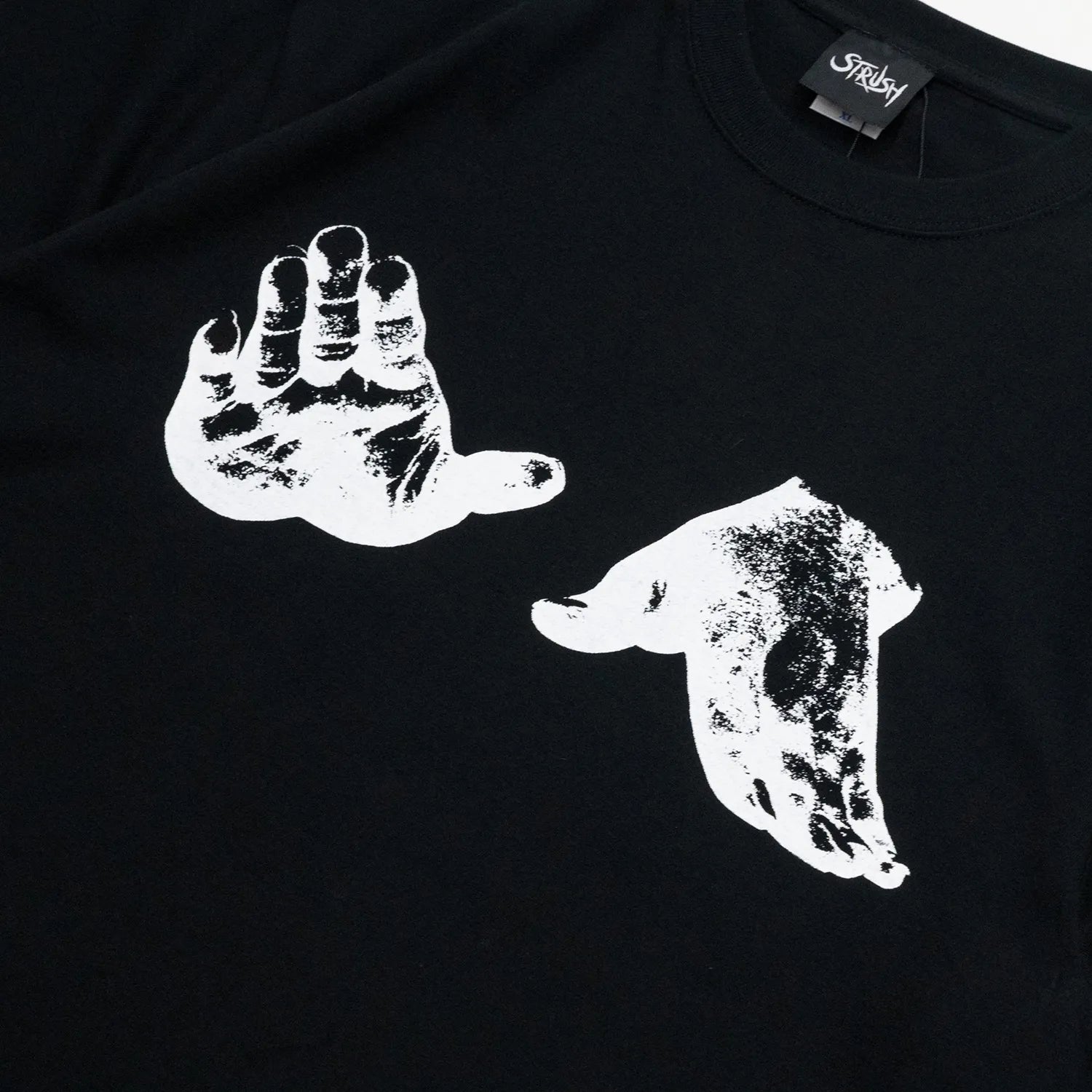 STRUSH(ストラッシュ)のブランドを代表するグラフィックがフロントにプリントされたのTシャツ「ROCKS TEE」のBLACKカラーのフロントのメイングラフィックの写真