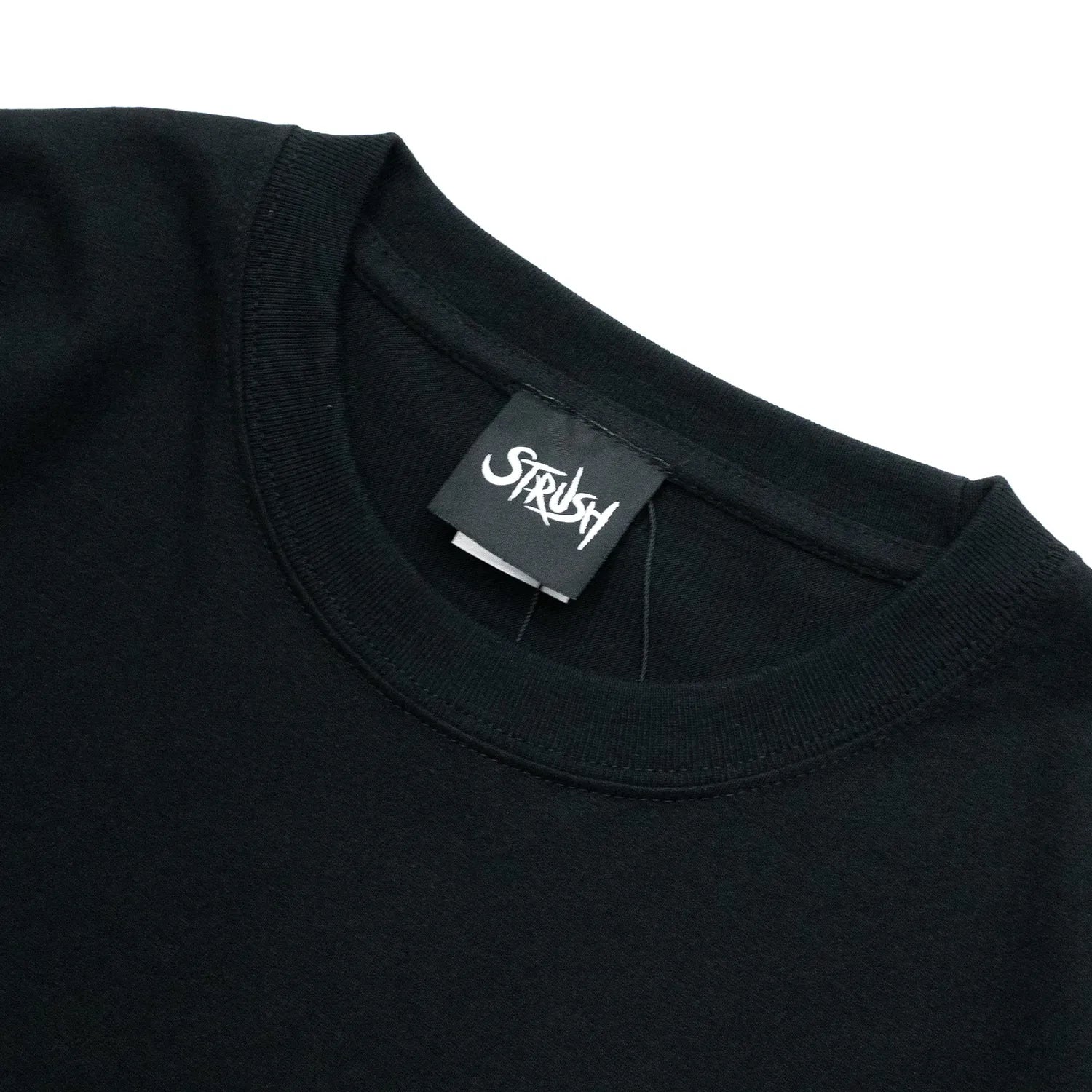 STRUSH(ストラッシュ)のブランドを代表するグラフィックがフロントにプリントされたのTシャツ「ROCKS TEE」のBLACKカラーの襟元の写真