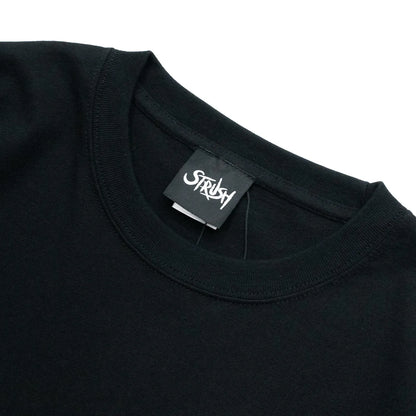 STRUSH(ストラッシュ)のブランドを代表するグラフィックがフロントにプリントされたのTシャツ「ROCKS TEE」のBLACKカラーの襟元の写真