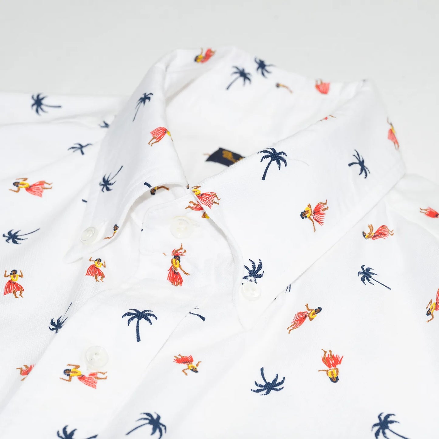 1960年代のクラシックなボタンダウンシャツをベース作られたSUN SURFの半袖シャツ「COTTON OXFORD B.D. SHIRT “HULA DANCER”」のOFF WHITEカラーの襟元の写真