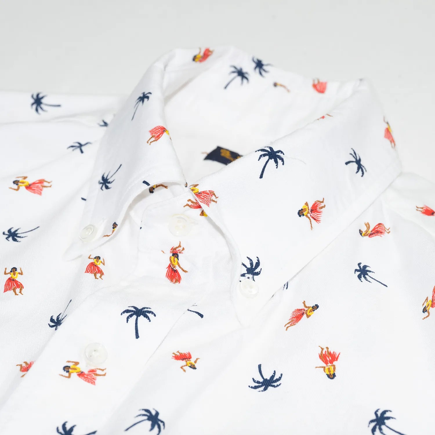 1960年代のクラシックなボタンダウンシャツをベース作られたSUN SURFの半袖シャツ「COTTON OXFORD B.D. SHIRT “HULA DANCER”」のOFF WHITEカラーの襟元の写真