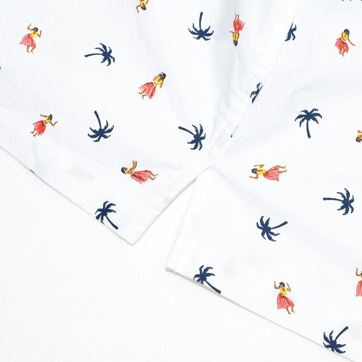 1960年代のクラシックなボタンダウンシャツをベース作られたSUN SURFの半袖シャツ「COTTON OXFORD B.D. SHIRT “HULA DANCER”」のOFF WHITEカラーの裾部のスリット写真