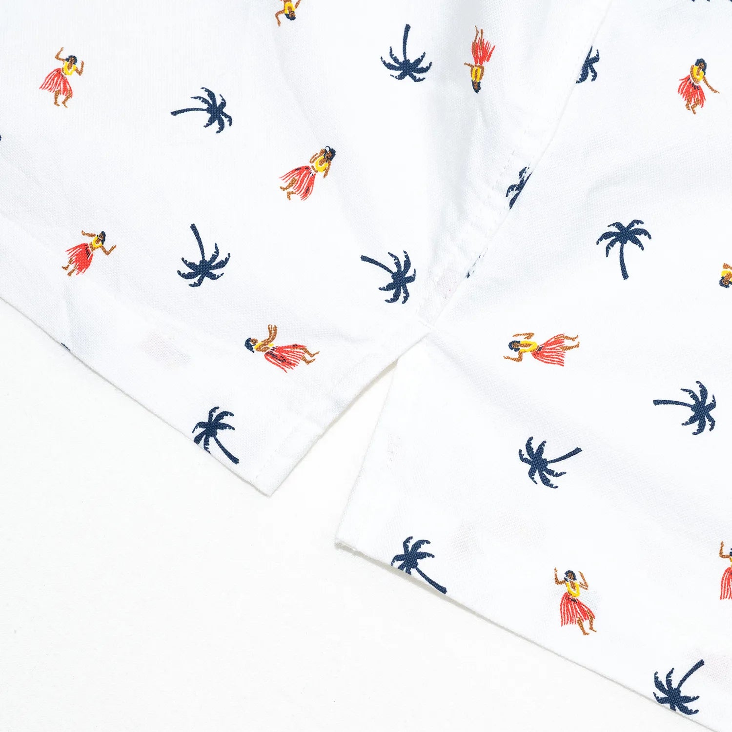 1960年代のクラシックなボタンダウンシャツをベース作られたSUN SURFの半袖シャツ「COTTON OXFORD B.D. SHIRT “HULA DANCER”」のOFF WHITEカラーの裾部のスリット写真