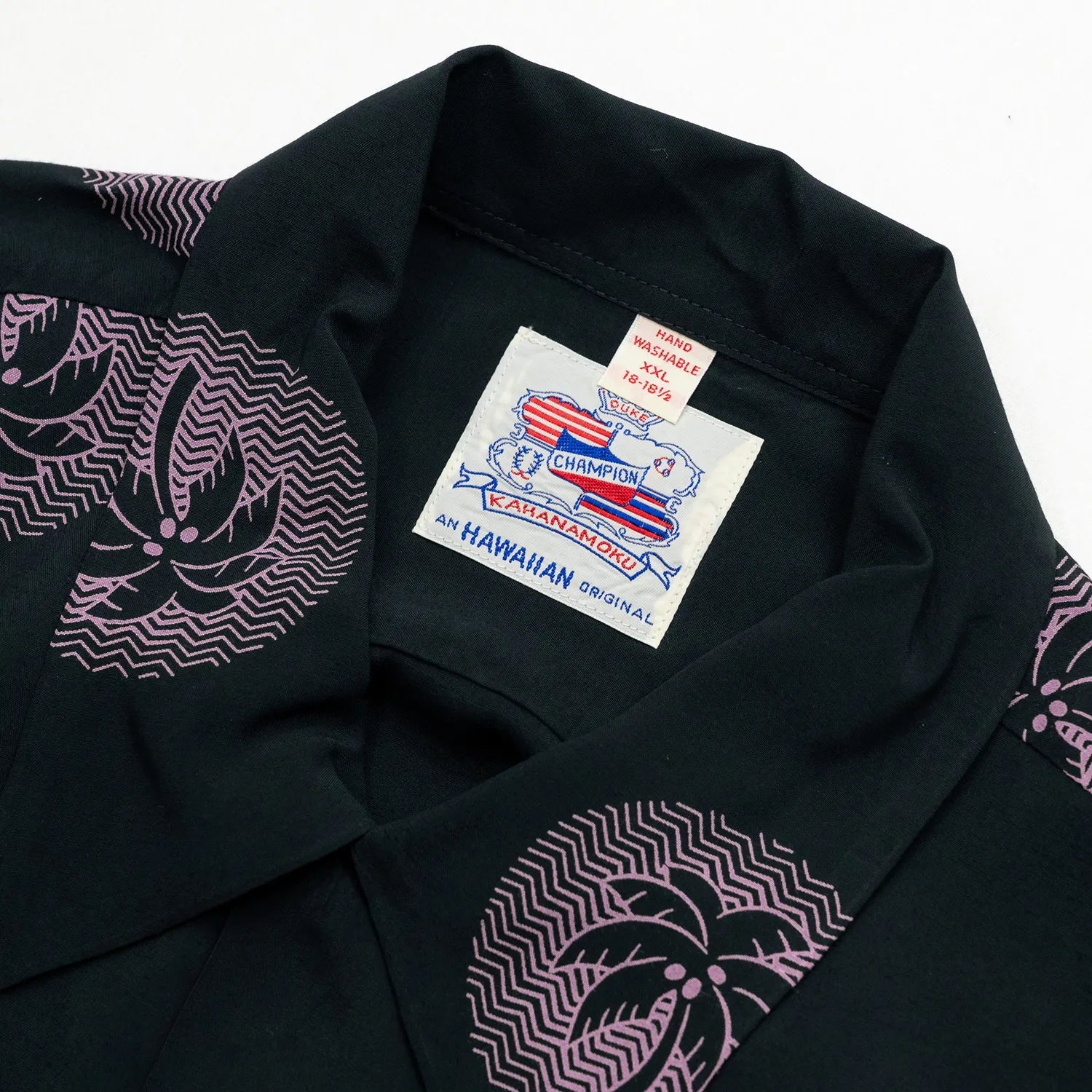 SUN SURF(サンサーフ)のDUKE KAHANAMOKUアーカイブを復刻したアロハシャツ「SPECIAL EDITION WONDROUS PALM TREE」の襟元の写真