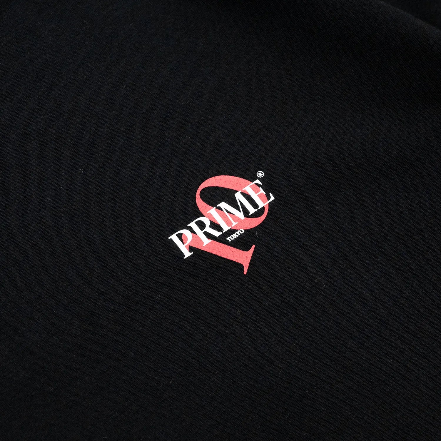 Prime 10周年記念の限定モデルのTシャツ「ANNIV.」のBLACKカラーの正面左胸にプリントされたデザイン写真