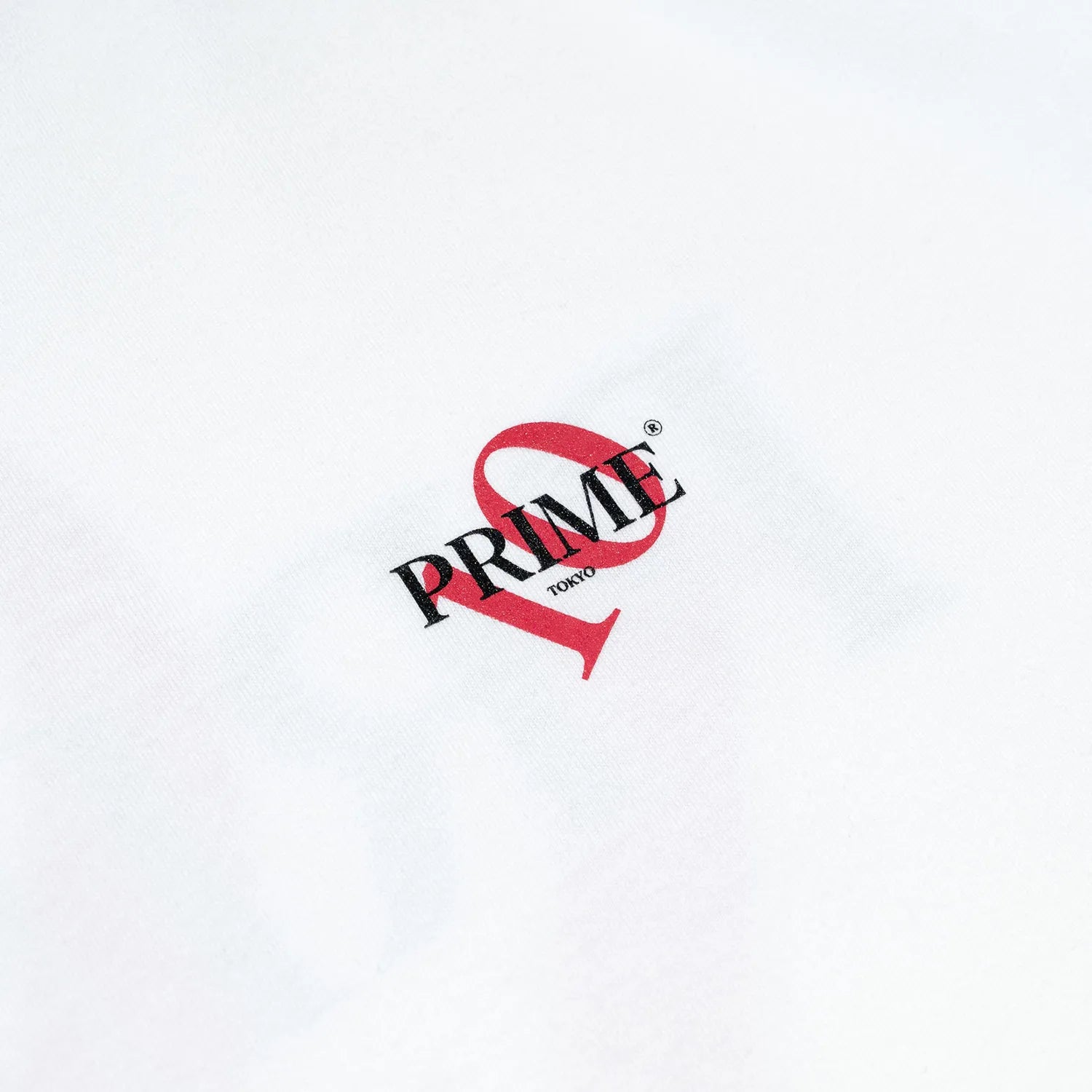 Prime 10周年記念の限定モデルのTシャツ「ANNIV.」のWHITEカラーの正面左胸にプリントされたデザイン写真
