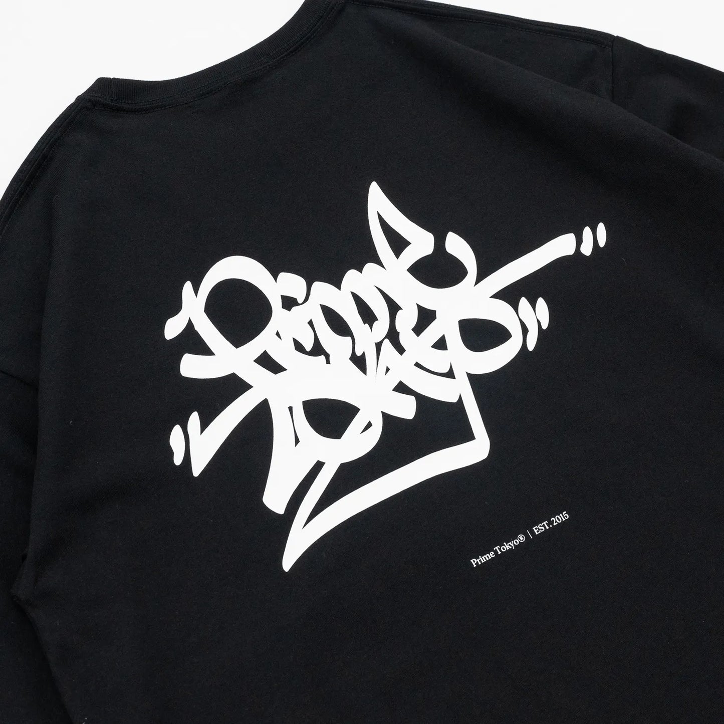 Prime 10周年記念の限定モデルのTシャツ「TAGGING LOGO」のBLACKカラーの背面に大きくプリントされたデザイン写真