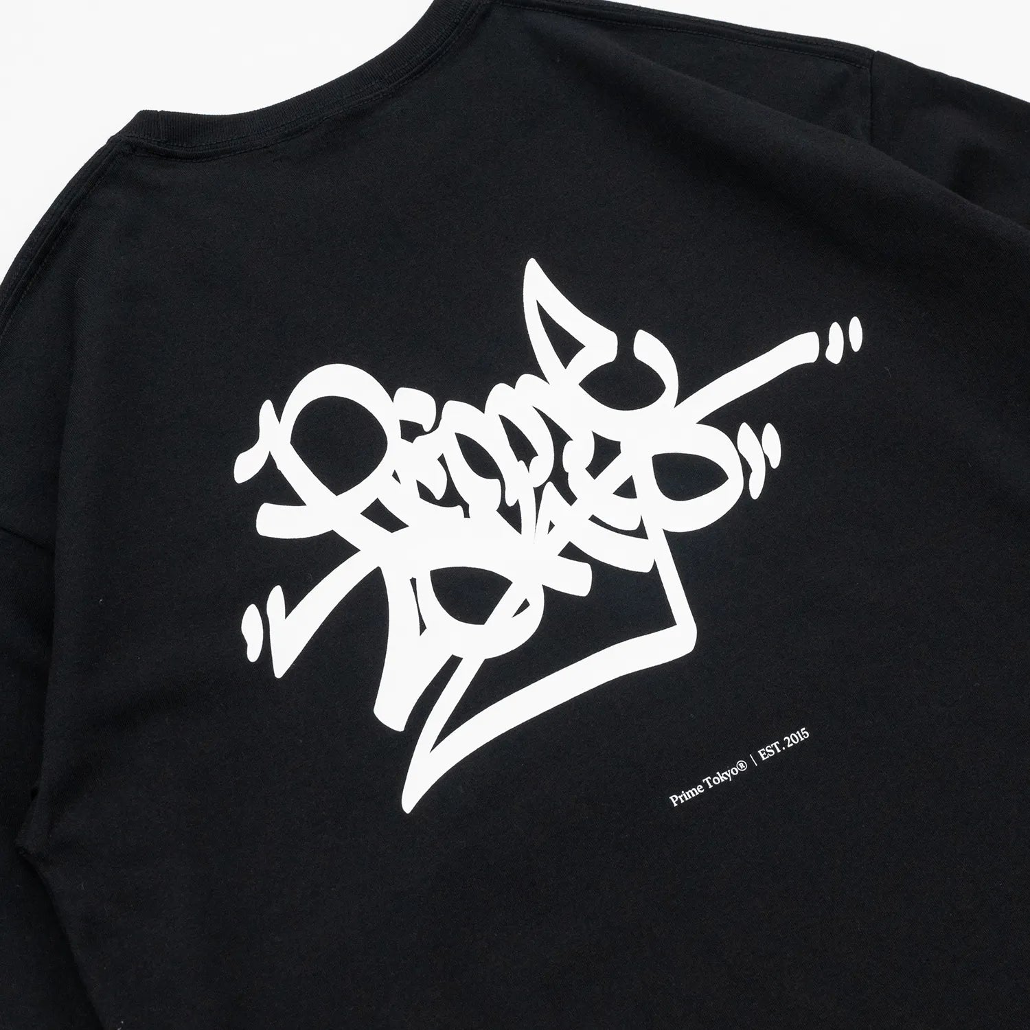 Prime 10周年記念の限定モデルのTシャツ「TAGGING LOGO」のBLACKカラーの背面に大きくプリントされたデザイン写真