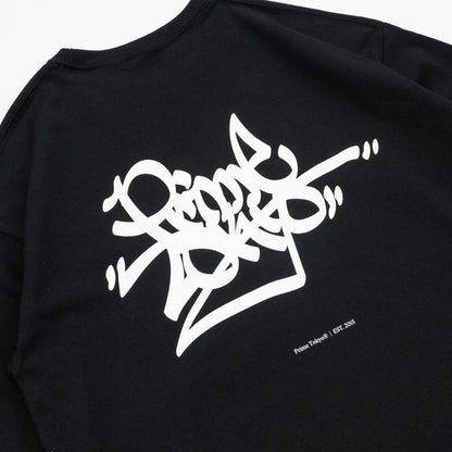 Prime 10周年記念の限定モデルのTシャツ「TAGGING LOGO」のBLACKカラーの背面に大きくプリントされたデザイン写真