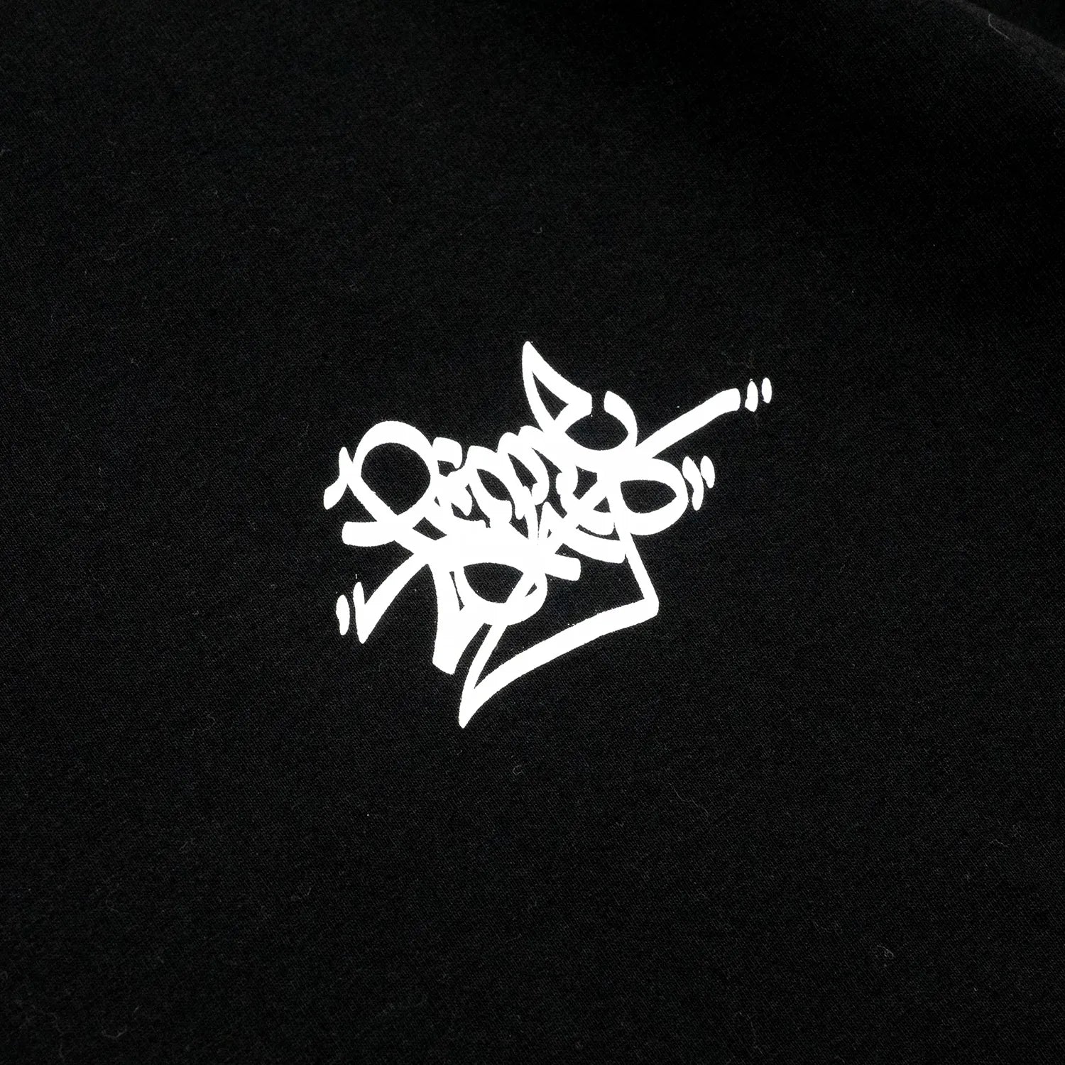 Prime 10周年記念の限定モデルのTシャツ「TAGGING LOGO」のBLACKカラーの正面左胸にプリントされたデザイン写真