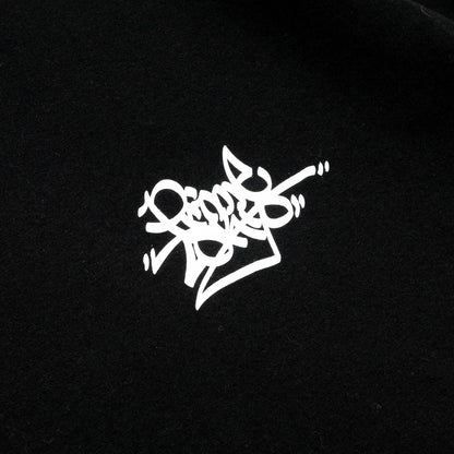 Prime 10周年記念の限定モデルのTシャツ「TAGGING LOGO」のBLACKカラーの正面左胸にプリントされたデザイン写真