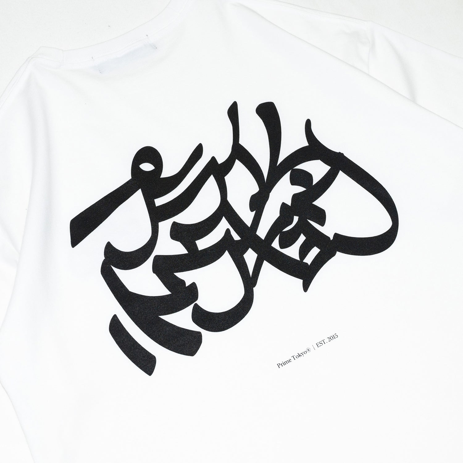 Prime 10周年記念の限定モデルのTシャツ「TAGGING LOGO」のWHITEカラーの背面に大きくプリントされたデザイン写真