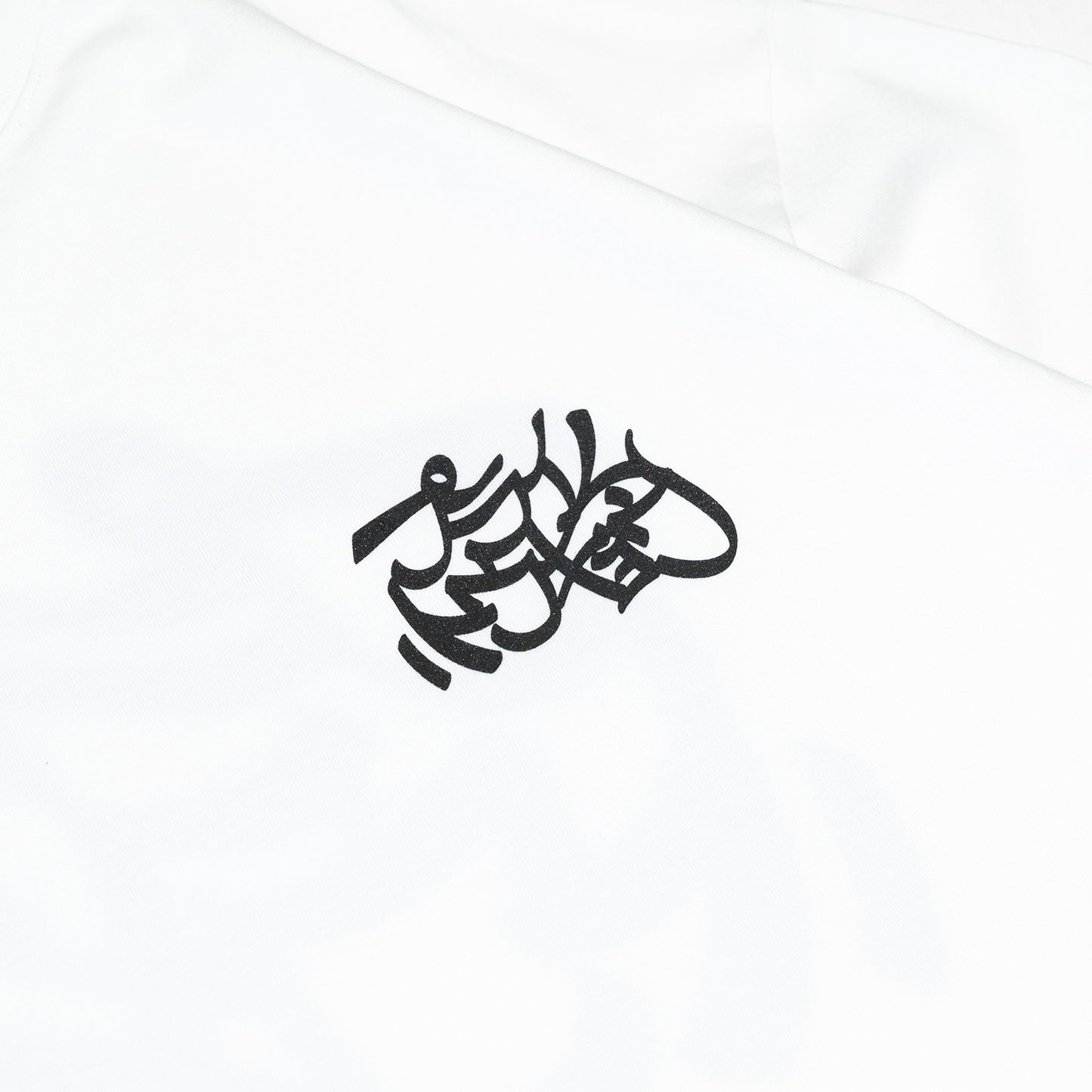 Prime 10周年記念の限定モデルのTシャツ「TAGGING LOGO」のWHITEカラーの正面左胸にプリントされたデザイン写真