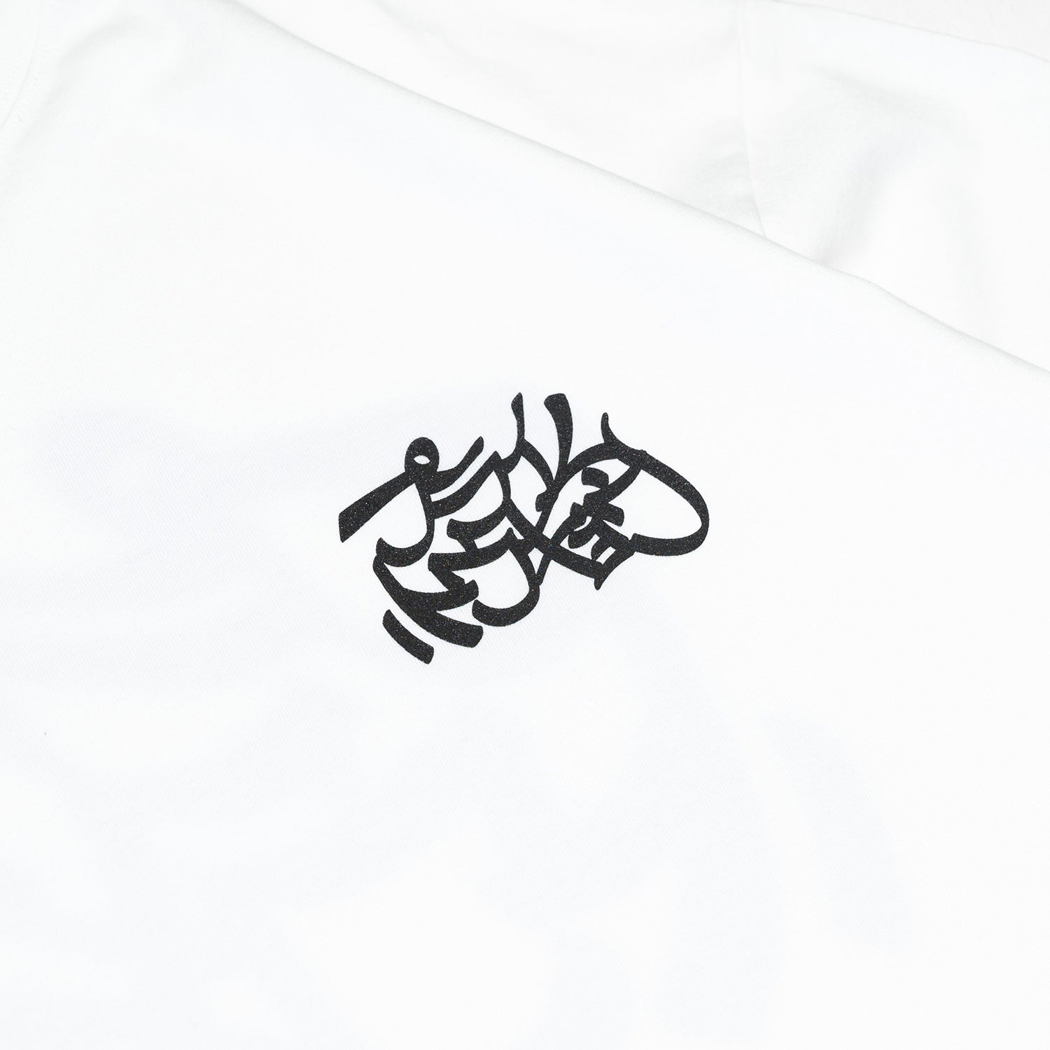 Prime 10周年記念の限定モデルのTシャツ「TAGGING LOGO」のWHITEカラーの正面左胸にプリントされたデザイン写真