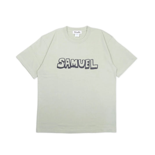 スチャダラパーのANI（アニ）氏とナオヒロック（IIIIINOUT）による「SAMUEL」の定番グラフィックのTシャツ「DAT TEE」のSAGE GREENカラーの正面からの商品写真