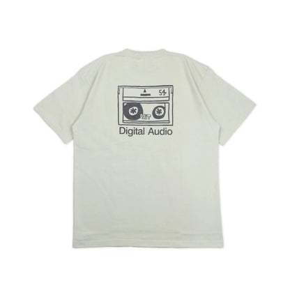 スチャダラパーのANI（アニ）氏とナオヒロック（IIIIINOUT）による「SAMUEL」の定番グラフィックのTシャツ「DAT TEE」のSAGE GREENカラーの背面からの商品写真