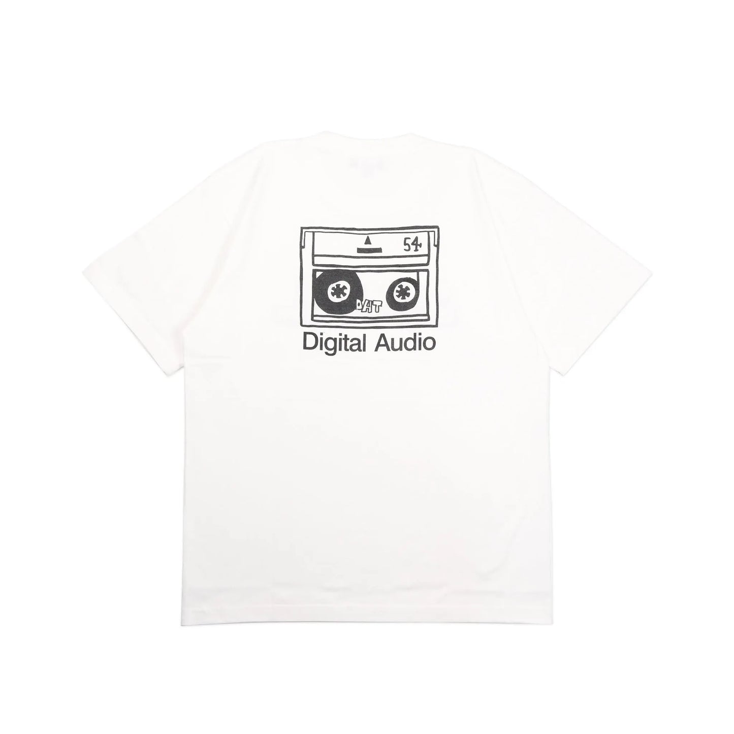 スチャダラパーのANI（アニ）氏とナオヒロック（IIIIINOUT）による「SAMUEL」の定番グラフィックのTシャツ「DAT TEE」のWHITEカラーの背面からの商品写真