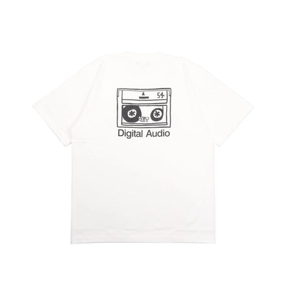 スチャダラパーのANI（アニ）氏とナオヒロック（IIIIINOUT）による「SAMUEL」の定番グラフィックのTシャツ「DAT TEE」のWHITEカラーの背面からの商品写真