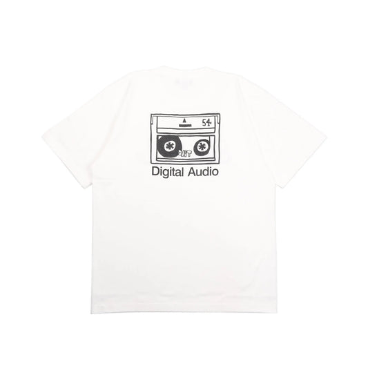 スチャダラパーのANI（アニ）氏とナオヒロック（IIIIINOUT）による「SAMUEL」の定番グラフィックのTシャツ「DAT TEE」のWHITEカラーの背面からの商品写真