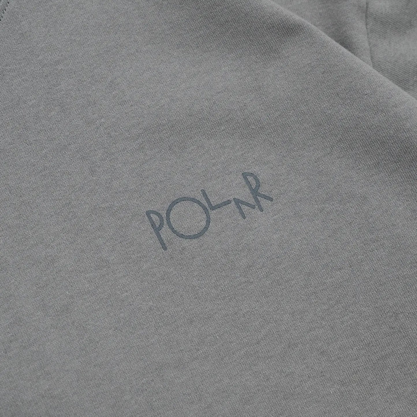 POLAR SKATE CO(ポーラー)の背面にSTROKE LOGOがプリントされた定番Tシャツ「CONTRAST FILL LOGO TEE」のGREYカラーの左胸のプリントデザイン写真
