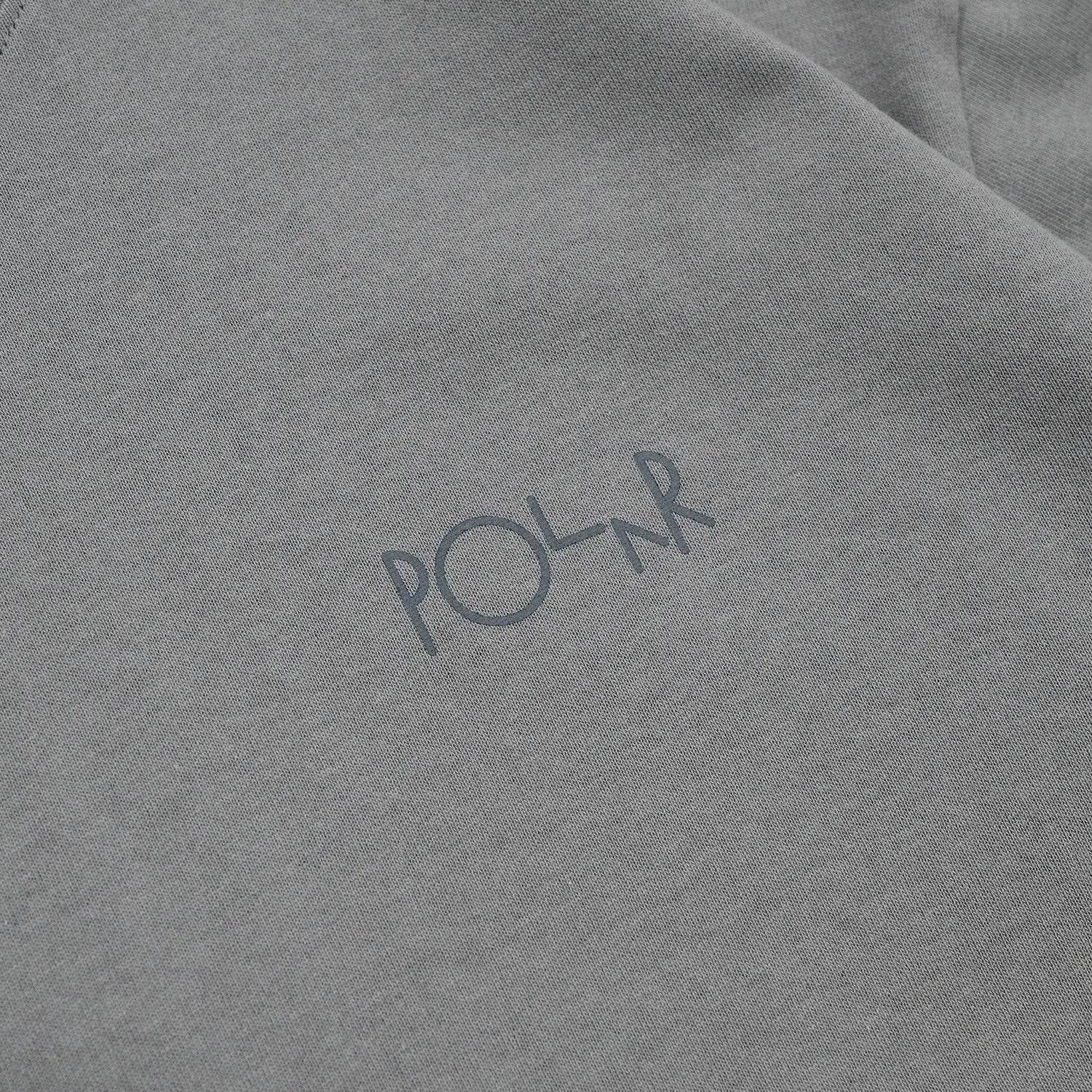 POLAR SKATE CO(ポーラー)の背面にSTROKE LOGOがプリントされた定番Tシャツ「CONTRAST FILL LOGO TEE」のGREYカラーの左胸のプリントデザイン写真