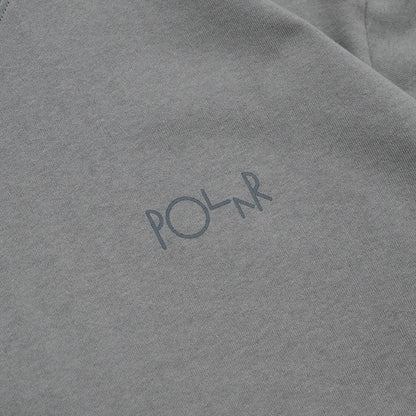 POLAR SKATE CO(ポーラー)の背面にSTROKE LOGOがプリントされた定番Tシャツ「CONTRAST FILL LOGO TEE」のGREYカラーの左胸のプリントデザイン写真