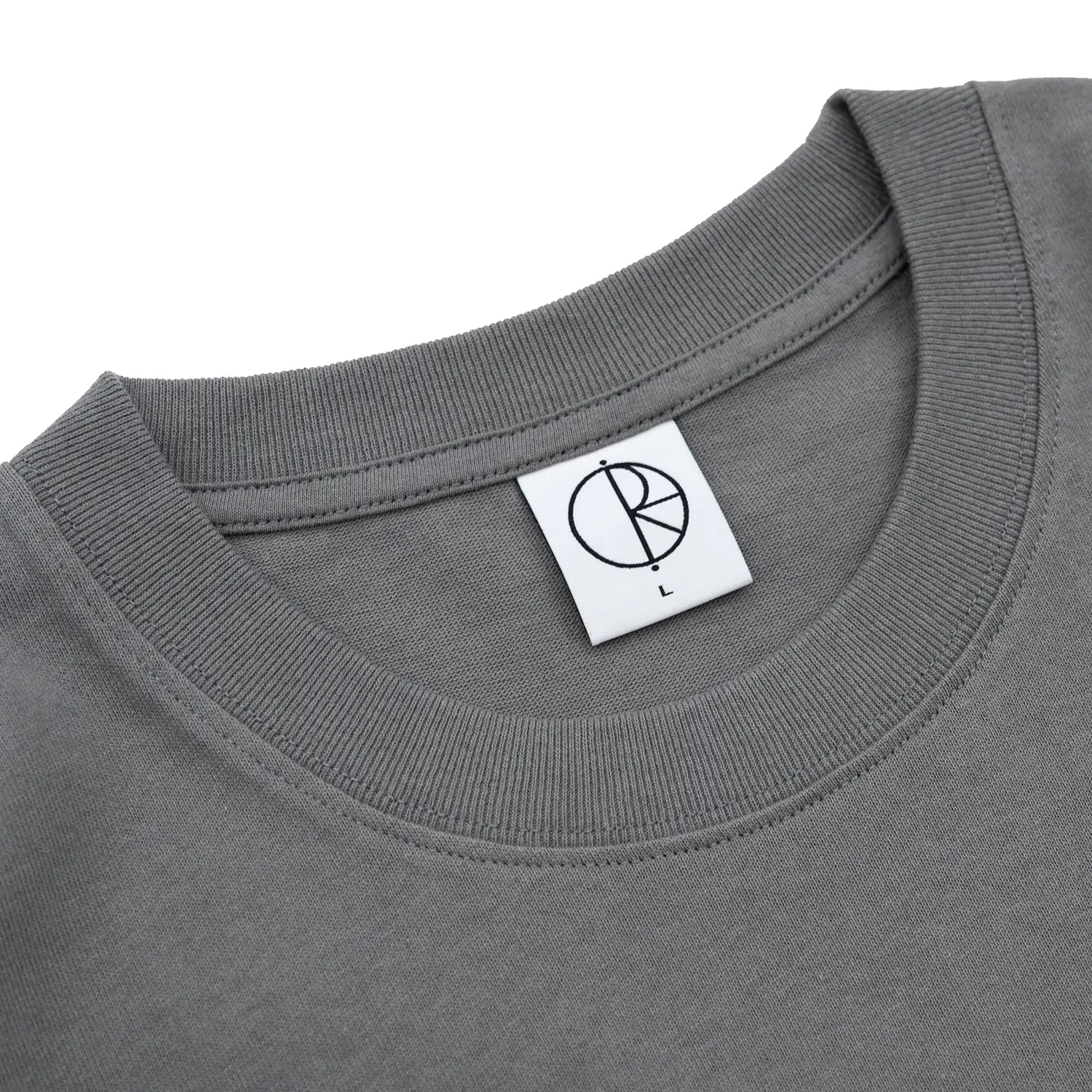 POLAR SKATE CO(ポーラー)の背面にSTROKE LOGOがプリントされた定番Tシャツ「CONTRAST FILL LOGO TEE」のGREYカラーの襟裏のブランドタグ写真