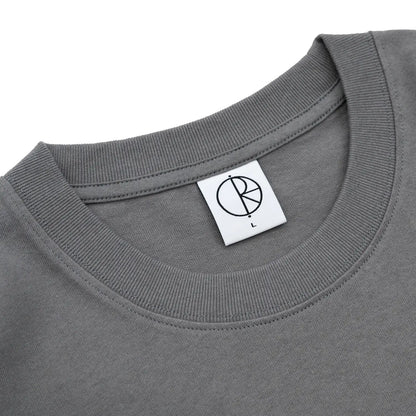 POLAR SKATE CO(ポーラー)の背面にSTROKE LOGOがプリントされた定番Tシャツ「CONTRAST FILL LOGO TEE」のGREYカラーの襟裏のブランドタグ写真