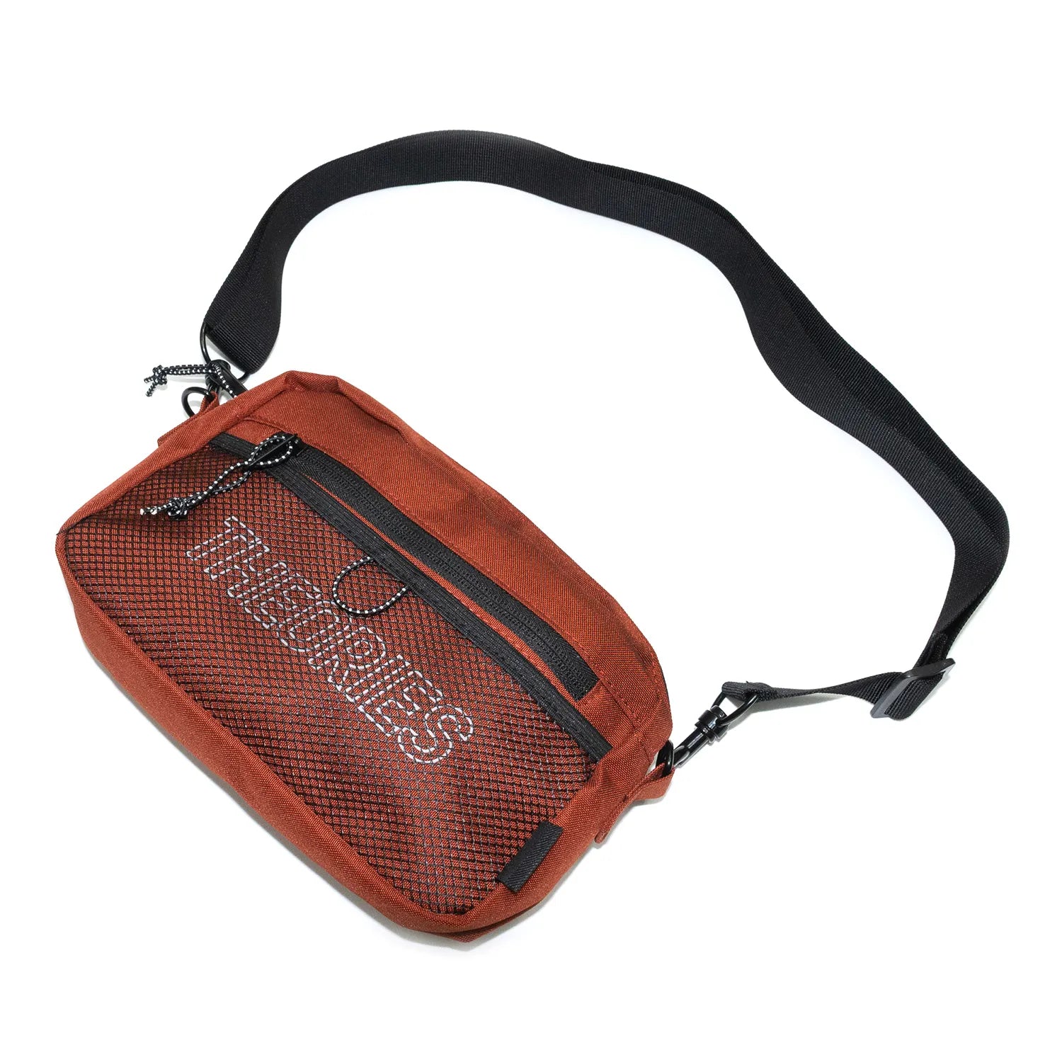 THEORIES(セオリーズ)のナイロン性ショルダーバッグ「NUNTING SPORT SHOULDER BAG」のBURGUNDYカラーの正面からの別角度の商品写真