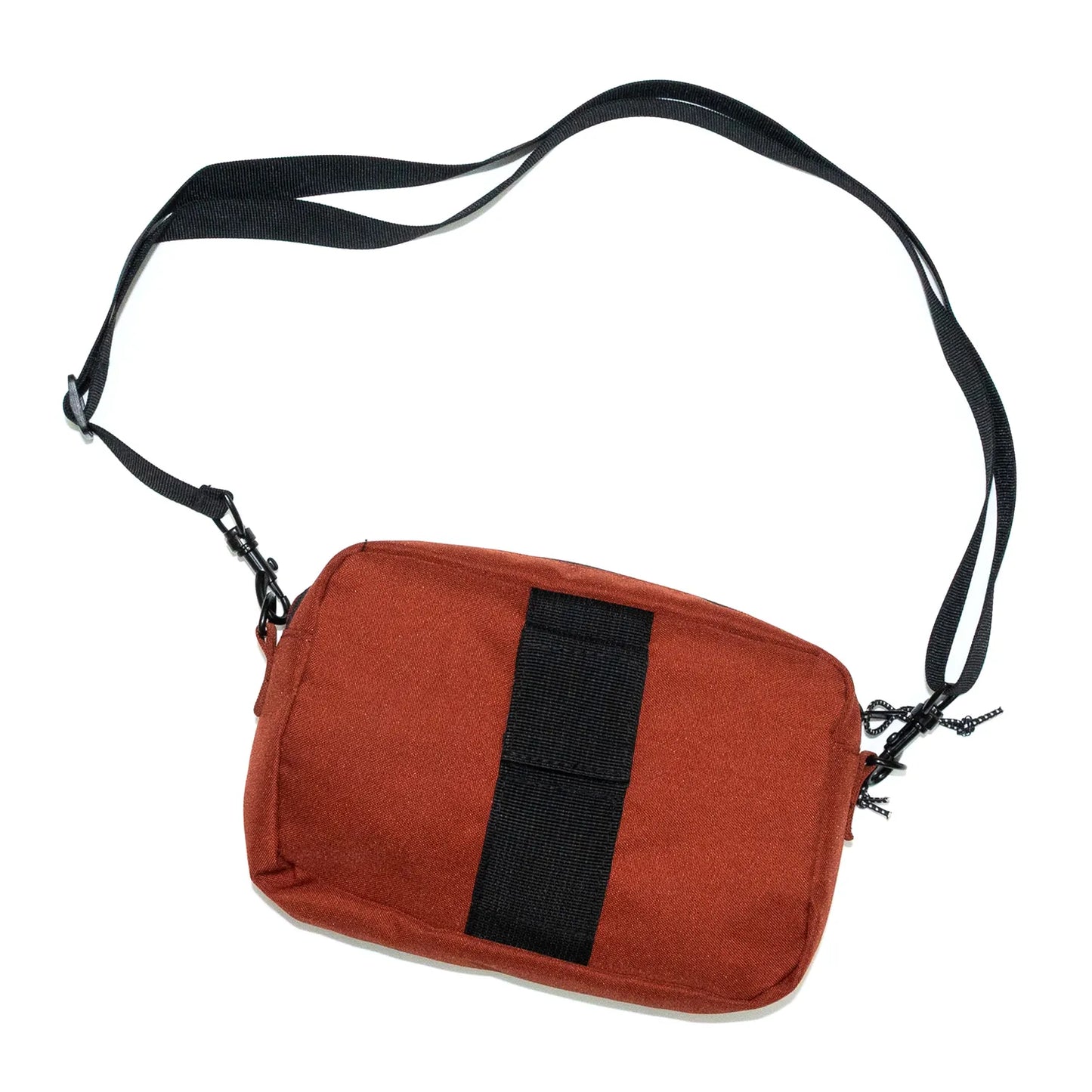 THEORIES(セオリーズ)のナイロン性ショルダーバッグ「NUNTING SPORT SHOULDER BAG」のBURGUNDYカラーの背面からの商品写真