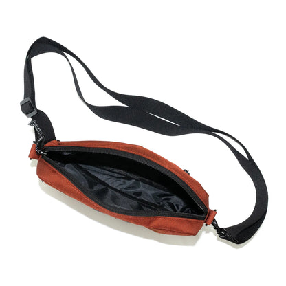 THEORIES(セオリーズ)のナイロン性ショルダーバッグ「NUNTING SPORT SHOULDER BAG」のBURGUNDYカラーの開け口の写真