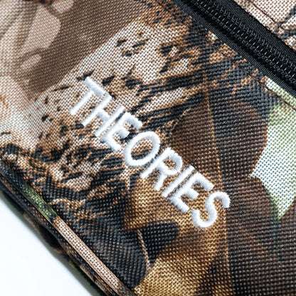 THEORIES(セオリーズ)のナイロン性ショルダーバッグ「STAMP SHOULDER BAG」のTREE CAMO(ツリーカモフラージュ柄)の正面のロゴデザインの写真